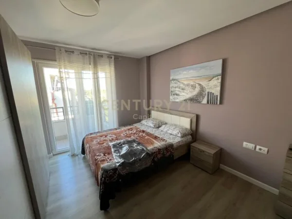 Tirane, jepet me qera apartament 3+1 Kati 3, 140 m² 1.300 € (pranë TEG)