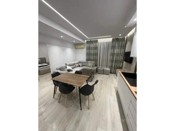 Tirane, jepet me qera apartament 1+1 Kati 1, 55 m² 700 € (Zogu Zi)