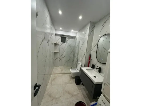 Tirane, jepet me qera apartament 1+1 Kati 1, 55 m² 700 € (Zogu Zi)