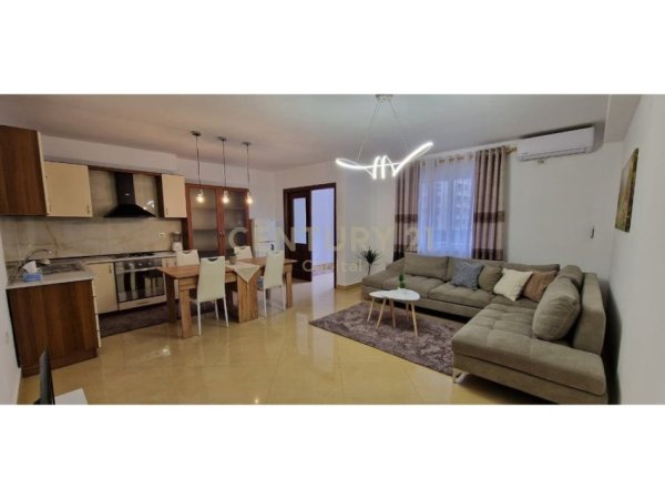Tirane, jepet me qera apartament 2+1 Kati 4, 83 m² 800 € (qender)
