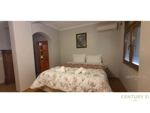 Tirane, jepet me qera apartament 2+1 Kati 6, 199 m² 1.300 € (Qender)