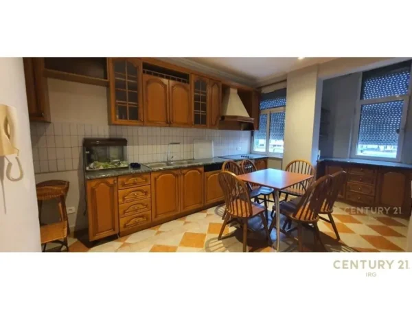 Tirane, jepet me qera apartament 2+1 Kati 6, 199 m² 1.300 € (Qender)
