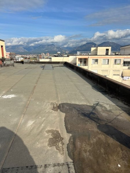 Shitet Garsoniere + Verandë e Madhe në Astir Vendndodhja: Pranë lokalit “Artisti”, zonë e zhvilluar dhe shumë e kërkuar,  110.000 €URO