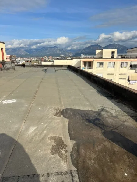 Shitet Garsoniere + Verandë e Madhe në Astir Vendndodhja: Pranë lokalit “Artisti”, zonë e zhvilluar dhe shumë e kërkuar,  110.000 €URO