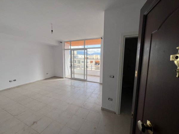 Shitet Garsoniere + Verandë e Madhe në Astir Vendndodhja: Pranë lokalit “Artisti”, zonë e zhvilluar dhe shumë e kërkuar,  110.000 €URO