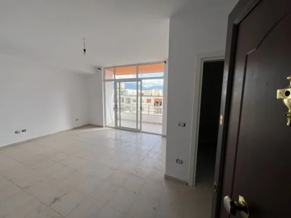 Shitet Garsoniere + Verandë e Madhe në Astir Vendndodhja: Pranë lokalit “Artisti”, zonë e zhvilluar dhe shumë e kërkuar,  110.000 €URO