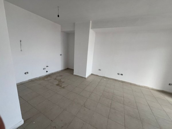 Shitet Garsoniere + Verandë e Madhe në Astir Vendndodhja: Pranë lokalit “Artisti”, zonë e zhvilluar dhe shumë e kërkuar,  110.000 €URO