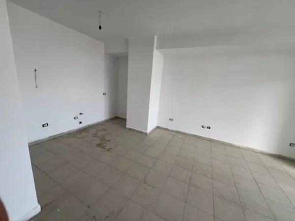 Shitet Garsoniere + Verandë e Madhe në Astir Vendndodhja: Pranë lokalit “Artisti”, zonë e zhvilluar dhe shumë e kërkuar,  110.000 €URO