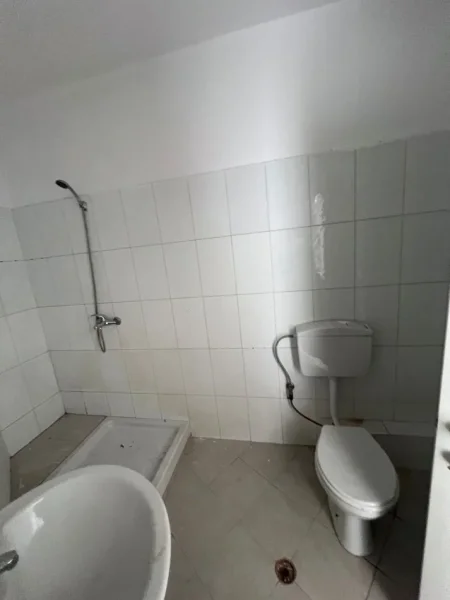 Shitet Garsoniere + Verandë e Madhe në Astir Vendndodhja: Pranë lokalit “Artisti”, zonë e zhvilluar dhe shumë e kërkuar,  110.000 €URO