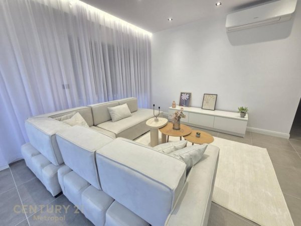 Tirane, jepet me qera apartament 3+1 Kati 5, 120 m² 1.700 € (Rezidenca Kodra e Diellit)