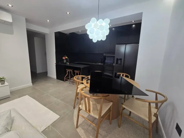 Tirane, jepet me qera apartament 3+1 Kati 5, 120 m² 1.700 € (Rezidenca Kodra e Diellit)