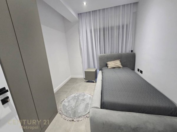 Tirane, jepet me qera apartament 3+1 Kati 5, 120 m² 1.700 € (Rezidenca Kodra e Diellit)