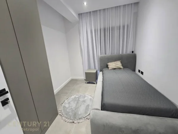 Tirane, jepet me qera apartament 3+1 Kati 5, 120 m² 1.700 € (Rezidenca Kodra e Diellit)