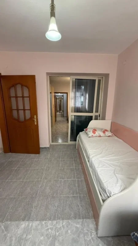 Tirane, jepet me qera apartament 2+1 Kati 1, 90 m² 500 € (Varri Bamit)
