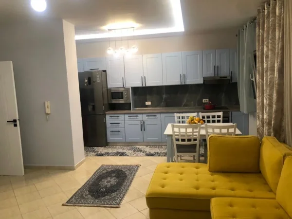 Tirane, jepet me qera apartament 2+1+Ballkon Kati 3, 100 m² 650 € (Komuna e Parisit (Kika 3))