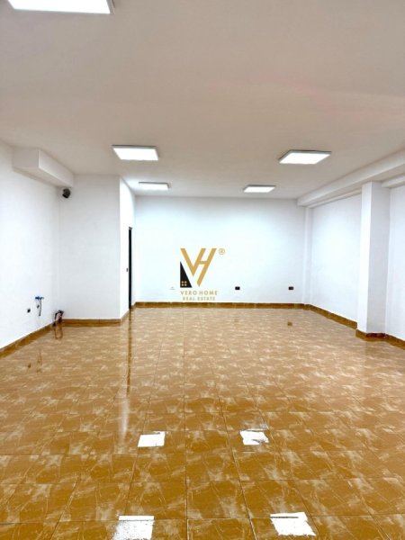 Tirane, jepet me qera dyqan Kati 0, 80 m² 600 € (KOMUNA E PARISIT)