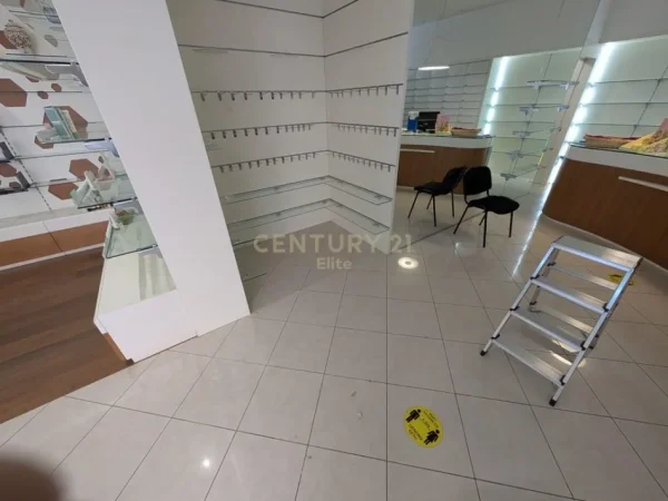 Tirane, shitet Kati 0, 110 m² 460.000 € (Komuna e Parisit)
