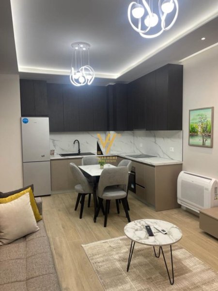 Tirane, jepet me qera apartament 1+1+Ballkon Kati 3, 75 m² 850 € (KOMUNA E PARISIT)