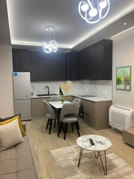 Tirane, jepet me qera apartament 1+1+Ballkon Kati 3, 75 m² 850 € (KOMUNA E PARISIT)