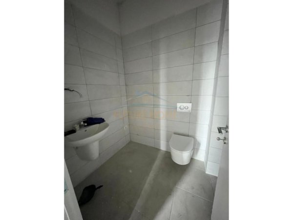 Tirane, jepet me qera ambjent biznesi Kati 1, 125 m² 1.000 € (LAPRAKE)