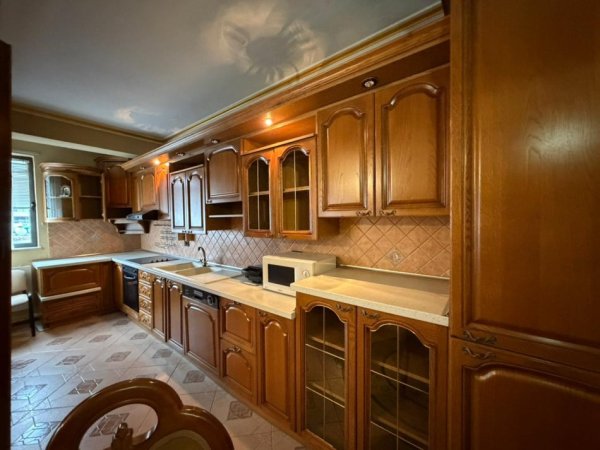 Tirane, jepet me qera apartament 2+1+Ballkon Kati 5, 900 € (Libri Universitar)