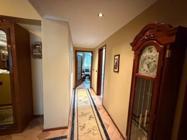 Tirane, jepet me qera apartament 2+1+Ballkon Kati 5, 900 € (Libri Universitar)