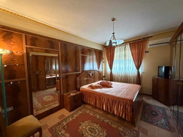 Tirane, jepet me qera apartament 2+1+Ballkon Kati 5, 900 € (Libri Universitar)