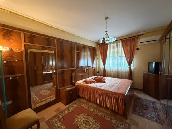 Tirane, jepet me qera apartament 2+1+Ballkon Kati 5, 900 € (Libri Universitar)