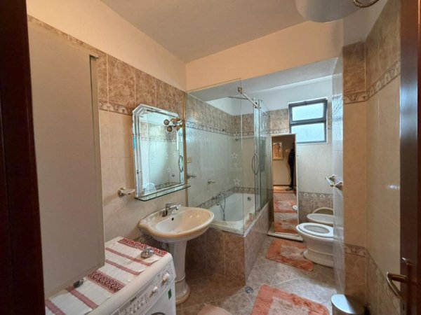 Tirane, jepet me qera apartament 2+1+Ballkon Kati 5, 900 € (Libri Universitar)