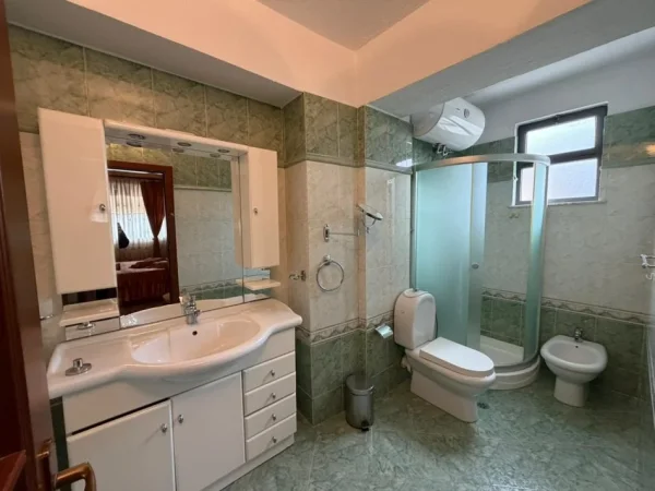 Tirane, jepet me qera apartament 2+1+Ballkon Kati 5, 900 € (Libri Universitar)