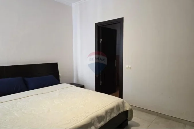Tirane, jepet me qera apartament 1+1 , 90 m² 600 € (AFER ELEONORES)