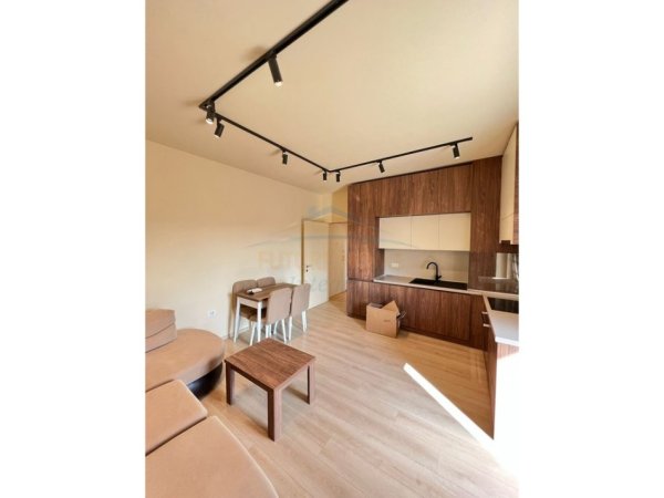 Tirane, jepet me qera apartament 1+1+Ballkon Kati 7, 60 m² 850 € (Rezidenca Mozart)