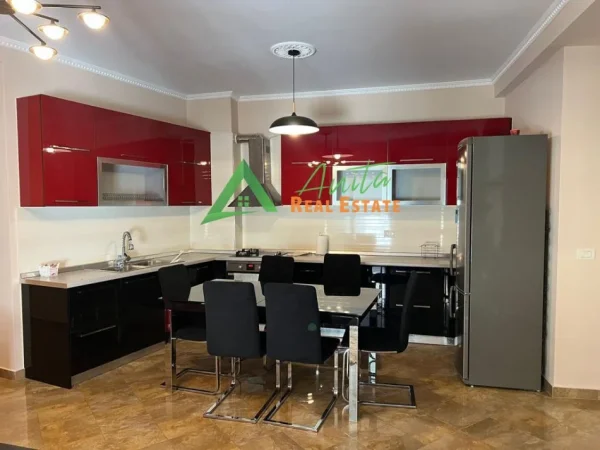 Tirane, jepet me qera apartament 2+1+garazh Kati 2, 120 m² 700 € (Liqeni i Thate)