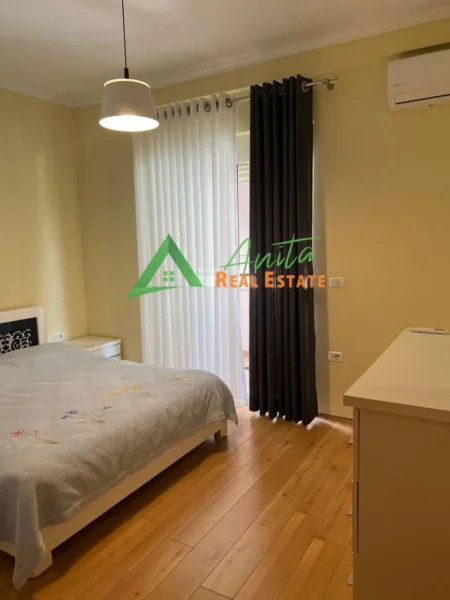 Tirane, jepet me qera apartament 2+1+garazh Kati 2, 120 m² 700 € (Liqeni i Thate)