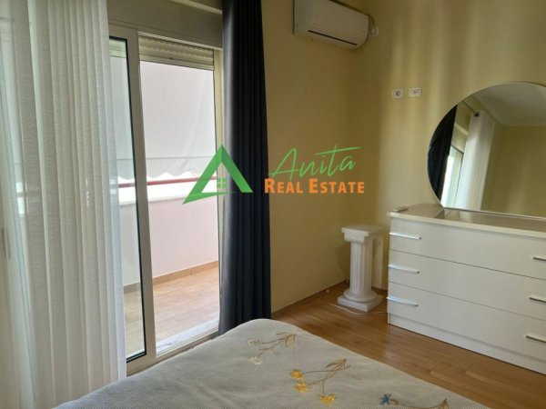 Tirane, jepet me qera apartament 2+1+garazh Kati 2, 120 m² 700 € (Liqeni i Thate)