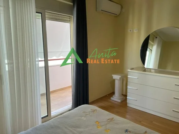 Tirane, jepet me qera apartament 2+1+garazh Kati 2, 120 m² 700 € (Liqeni i Thate)