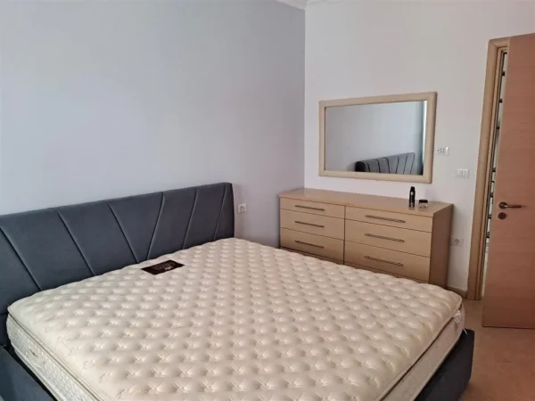 Tirane, jepet me qera apartament 2+1+Ballkon Kati 4, 107 m² 850 € (Liqeni i Thate)