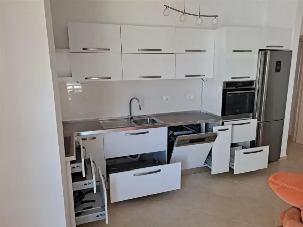 Tirane, jepet me qera apartament 2+1+Ballkon Kati 4, 107 m² 850 € (Liqeni i Thate)
