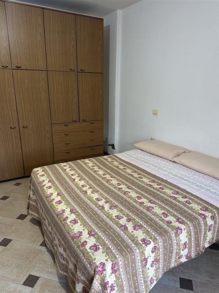 Tirane, jepet me qera apartament 2+1 Kati 2, 140 m² 600 € (SELITE)