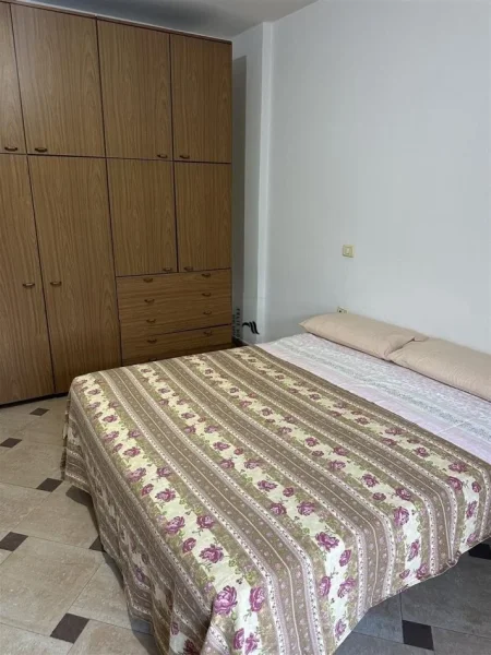Tirane, jepet me qera apartament 2+1 Kati 2, 140 m² 600 € (SELITE)