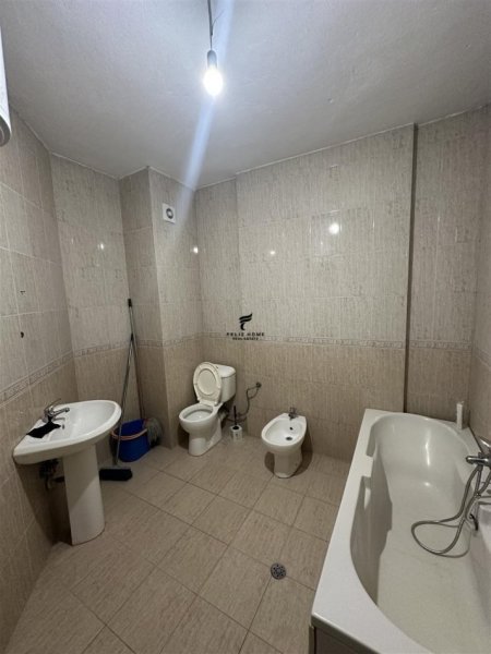 Tirane, jepet me qera apartament 2+1 Kati 2, 140 m² 600 € (SELITE)