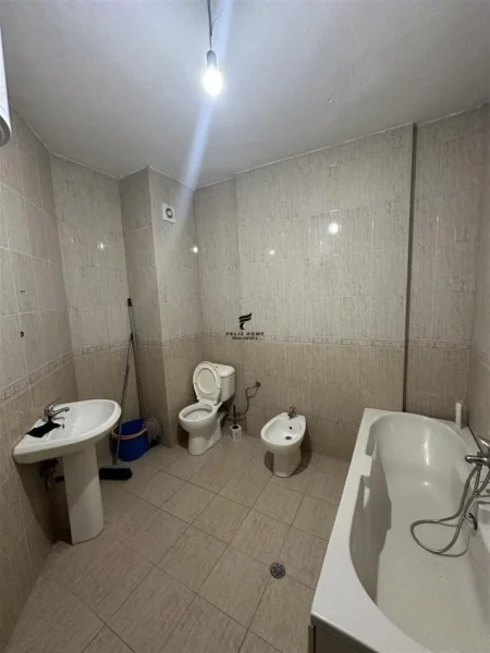Tirane, jepet me qera apartament 2+1 Kati 2, 140 m² 600 € (SELITE)