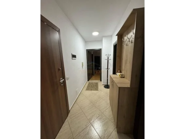 Tirane, jepet me qera apartament 2+1 Kati 5, 107 m² 1.000 € (Prane Air Albania Stadium)