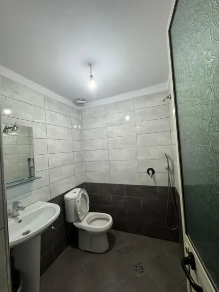 Tirane, jepet me qera apartament 1+1 Kati 1, 50 m² 400 € 