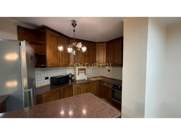 Tirane, jepet me qera apartament 2+1 Kati 5, 180 m² 2.000 € (Sheshi Willson)