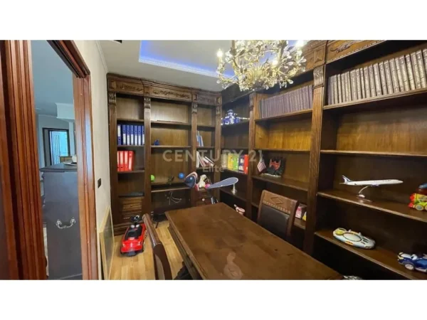 Tirane, jepet me qera apartament 2+1 Kati 5, 180 m² 2.000 € (Sheshi Willson)