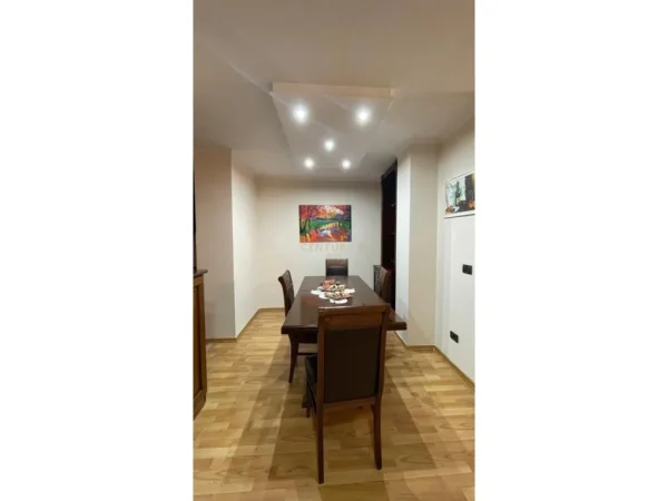 Tirane, jepet me qera apartament 2+1 Kati 5, 180 m² 2.000 € (Sheshi Willson)