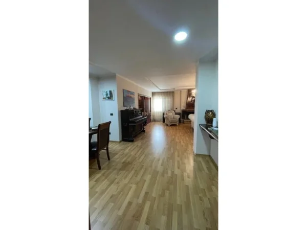 Tirane, jepet me qera apartament 2+1 Kati 5, 180 m² 2.000 € (Sheshi Willson)