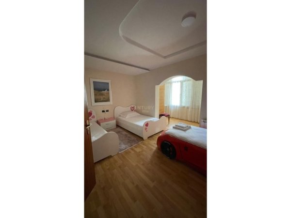 Tirane, jepet me qera apartament 2+1 Kati 5, 180 m² 2.000 € (Sheshi Willson)