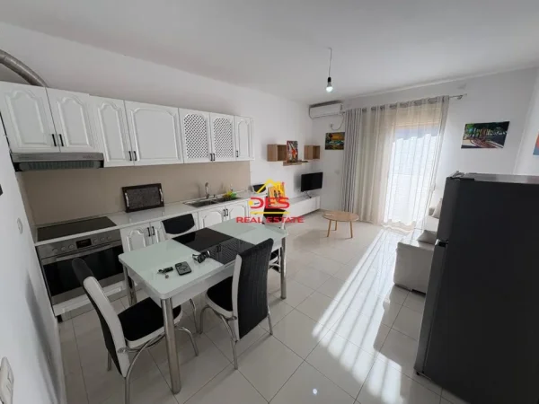 Vlore, jepet me qera apartament 1+1+Ballkon Kati 8, 70 m² 350 € (Lungomare)